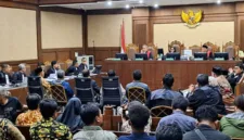 Ruang sidang kasus korupsi kuota haji tengah menyoroti adanya aliran dana mencurigakan ke Pansus Haji DPR RI.