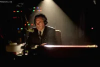 Jon Hamm dalam adegan serial drama penyanderaan radio American Hostage