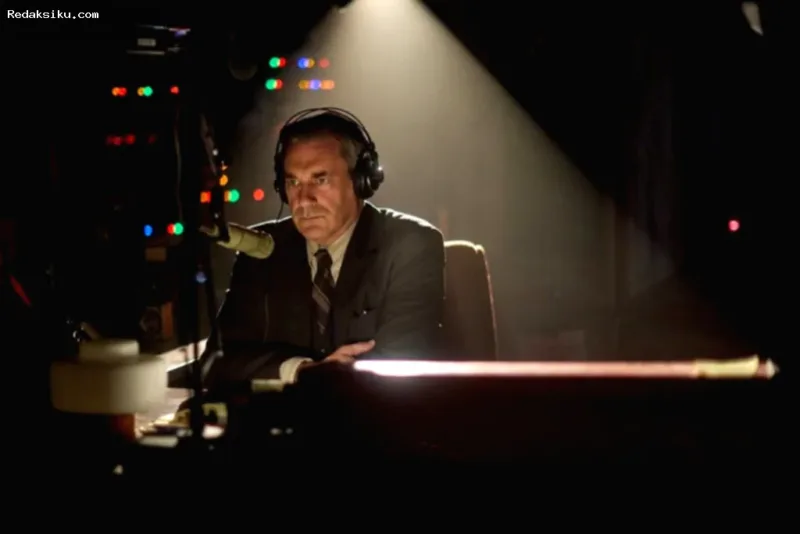 Jon Hamm dalam adegan serial drama penyanderaan radio American Hostage