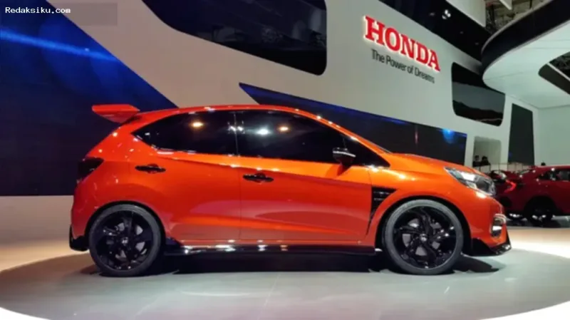Honda Brio Satya E 2022 berwarna silver dengan desain eksterior yang ringkas dan modern