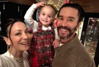 Kaley Cuoco dan Tom Pelphrey berpose bersama dalam potret kebersamaan mereka.