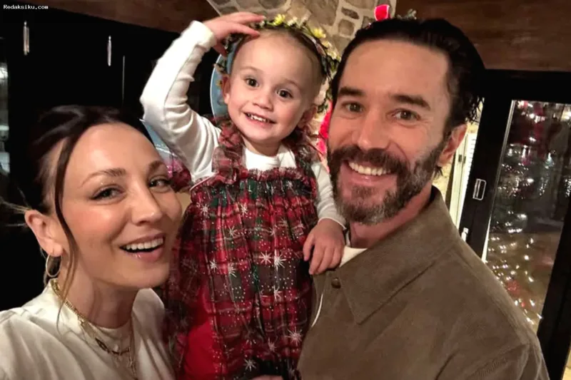 Kaley Cuoco dan Tom Pelphrey berpose bersama dalam potret kebersamaan mereka.