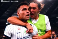 Pelatih Inter Milan Christian Chivu memberikan instruksi kepada para pemainnya di pinggir lapangan.