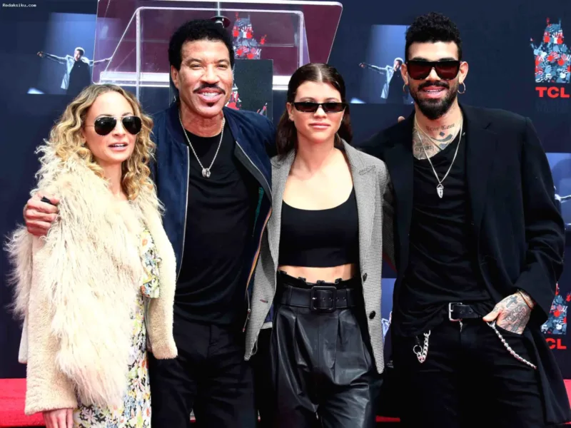 Lionel Richie bersama tiga anaknya Nicole, Miles, dan Sofia Richie.