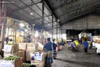 Pedagang Pasar Buah Tanjungsari Surabaya melakukan aksi protes terkait kebijakan pembatasan jam operasional pasar.