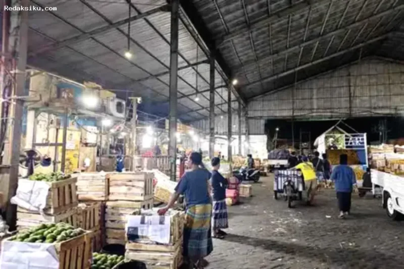 Pedagang Pasar Buah Tanjungsari Surabaya melakukan aksi protes terkait kebijakan pembatasan jam operasional pasar.