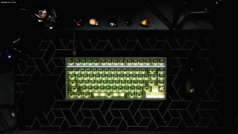 Keyboard gaming MCHOSE ACE75 ukuran 75% dengan teknologi Hall Effect di atas meja.