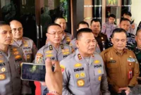 Karhutla Kaltim 47 — Petugas kepolisian memantau lahan yang terdampak kebakaran hutan di Kalimantan Timur.