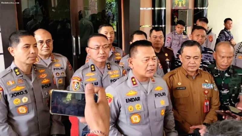 Karhutla Kaltim 47 — Petugas kepolisian memantau lahan yang terdampak kebakaran hutan di Kalimantan Timur.