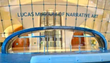 Samuel L. Jackson mengamati karakter Mace Windu saat kunjungan perdana ke Lucas Museum of Narrative Art di Los Angeles.