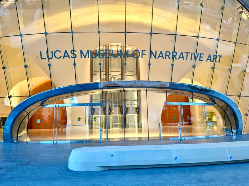 Samuel L. Jackson melihat instalasi karakter Mace Windu di Lucas Museum of Narrative Art, Los Angeles.