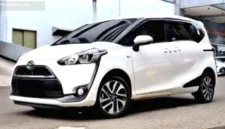 Toyota Sienta Q 2018 tetap menjadi pilihan favorit mobil bekas keluarga karena kepraktisan pintu gesernya.