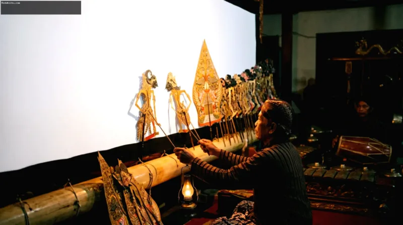 Filosofi Wayang Tontonan — Pertunjukan wayang kulit di balik kelir yang memuat nilai filosofi dan budi pekerti Jawa