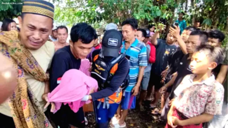 Bocah Tahun — Tim SAR mengevakuasi jasad Rapi Pratama, bocah 9 tahun yang tenggelam di Sungai Komering.