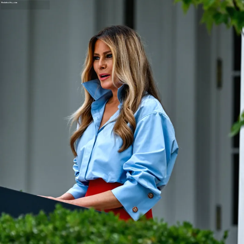 Kegiatan Melania Trump — Melania Trump tampil di depan publik dengan busana formal dalam sebuah acara resmi.