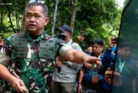 Alasan TNI Bangun — KSAD Jenderal TNI Maruli Simanjuntak meninjau jembatan gantung di Pangandaran, Jawa Barat.