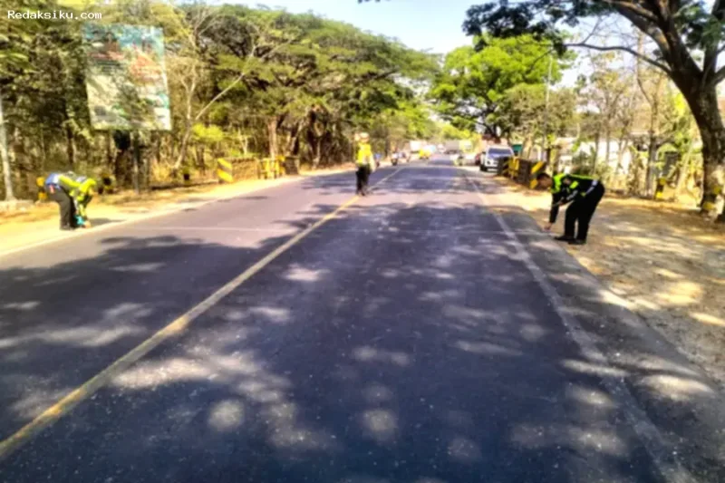 Truk dan sepeda motor yang terlibat kecelakaan di Jalan Raya Surabaya-Madiun, Saradan