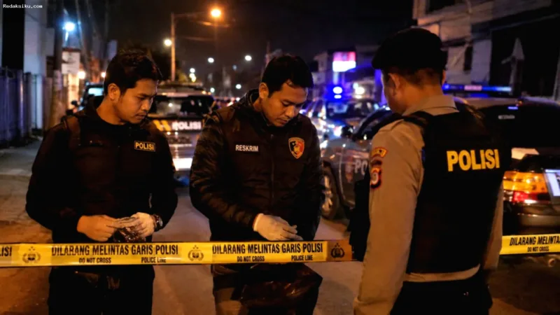 penegakan hukum — Aparat kepolisian sedang melakukan patroli dan pengawasan di area publik untuk menjaga ketertiban masyarakat.