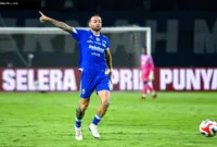 Marc Klok saat berlatih bersama skuad Persib Bandung jelang laga pembuka Super League 2026/27 melawan PSM Makassar.