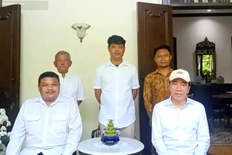Achmad Hidayat Dipecat — Achmad Hidayat saat memberikan keterangan setelah diberhentikan dari keanggotaan PDI Perjuangan.