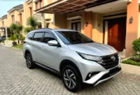 Harga Bekas Toyota Rush — Unit Toyota Rush G 2024 berwarna hitam terparkir di area pameran mobil bekas.