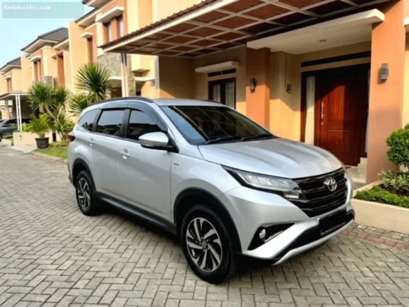 Harga Bekas Toyota Rush — Unit Toyota Rush G 2024 berwarna hitam terparkir di area pameran mobil bekas.