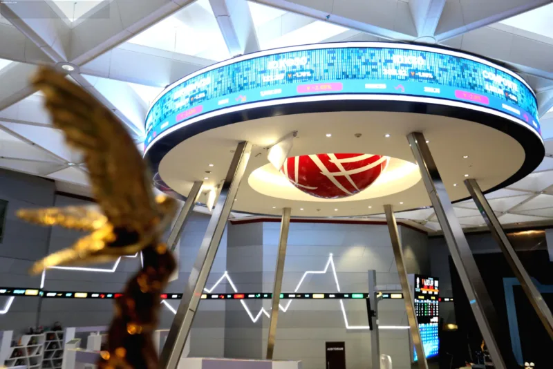 IDX Green Equity — Ilustrasi gedung Bursa Efek Indonesia dengan grafis pertumbuhan saham berwarna hijau