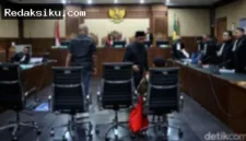 Terdakwa kasus korupsi kuota haji, Gus Alex, meminta majelis hakim menghadirkan mantan Kasubdit Kemenag dalam persidangan.