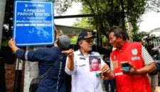 Pemkot Surabaya mencabut KTA 163 juru parkir sebagai langkah percepatan digitalisasi layanan parkir.