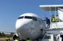 Penerbangan Garuda Indonesia rute Jakarta-Makassar-Kendari mengalami penundaan akibat ban pecah saat transit di Makassar.
