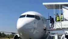 Penerbangan Garuda Indonesia rute Jakarta-Makassar-Kendari mengalami penundaan akibat ban pecah saat transit di Makassar.