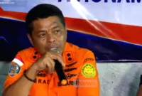 jurnalis hilang — Anggota Basarnas melakukan pencarian menggunakan kapal penyelamat di perairan Selat Sunda.