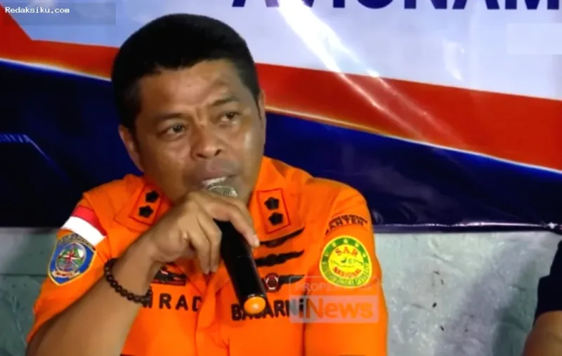 jurnalis hilang — Anggota Basarnas melakukan pencarian menggunakan kapal penyelamat di perairan Selat Sunda.