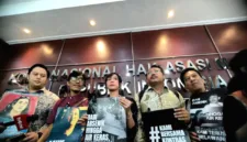 Tim Advokasi Untuk Demokrasi memprotes vonis ringan bagi pelaku penyiraman air keras terhadap aktivis Andrie Yunus.