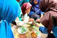 KKN 10 UNS — Mahasiswa KKN UNS mengenalkan teknik budikdamber lele dan kangkung kepada Kelompok Wanita Tani di Bantul.
