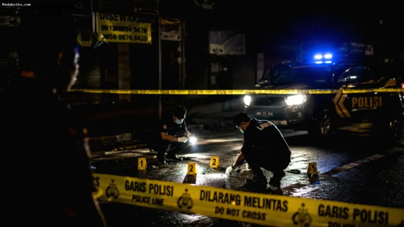 Aparat kepolisian berdiskusi dengan warga untuk meningkatkan keamanan lingkungan