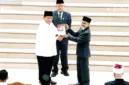 Kiai Sahal menyerahkan buku karya Pondok Modern Darussalam Gontor kepada Presiden Prabowo Subianto dalam rangka peringatan satu abad Gontor.