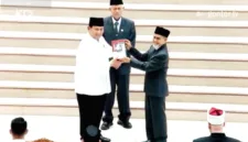 Kiai Sahal menyerahkan buku karya Pondok Modern Darussalam Gontor kepada Presiden Prabowo Subianto dalam rangka peringatan satu abad Gontor.