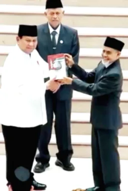 Peringatan Satu Abad Gontor, Kiai Sahal Serahkan Buku ke Prabowo