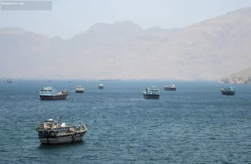 Kapal tanker melintas di perairan Selat Hormuz dengan aktivitas pelayaran yang terpantau sepi