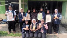 Tim KKN 214 UNS memberikan pendampingan modernisasi produk dan kemasan bagi pelaku UMKM di Desa Brunosari.