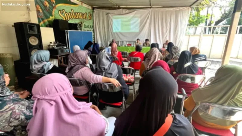 Mahasiswa KKN UNS 241 memberikan sosialisasi sedekah sampah kepada warga Padukuhan Sawo, Sleman.