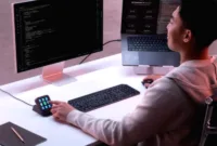 Perangkat kendali AI Logitech MX Keypad untuk developer di atas meja kerja.