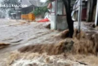 Banjir bandang melanda permukiman warga di Kabupaten Pasaman, Sumatera Barat.