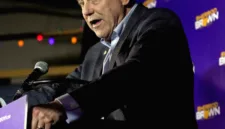 Senator Sherrod Brown menanggapi kritik lawan politiknya terkait isu transgender dalam iklan kampanye terbaru.
