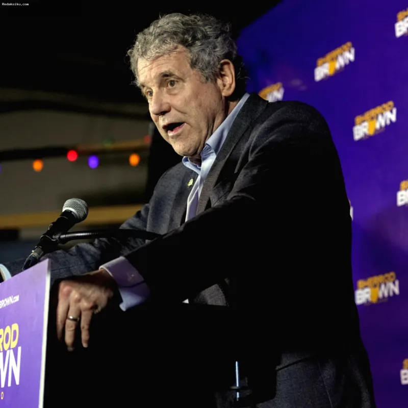 Senator Sherrod Brown berbicara di depan kamera dalam iklan kampanye terbarunya di Ohio.