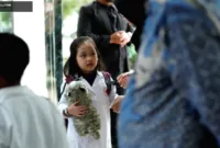 Siswa TK Karakter 2 mengenakan kostum unik dalam pentas seni kelulusan di Makara Art Center UI.