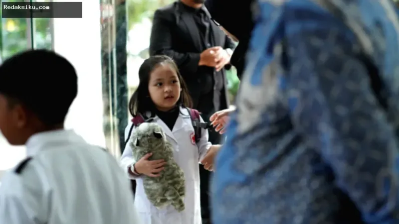 Siswa TK Karakter 2 mengenakan kostum unik dalam pentas seni kelulusan di Makara Art Center UI.