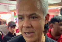Ganjar Pranowo memberikan pernyataan pers terkait penanganan bencana alam di Indonesia.