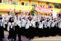 Mahasiswa yang sedang belajar keterampilan praktis untuk persiapan masuk dunia kerja